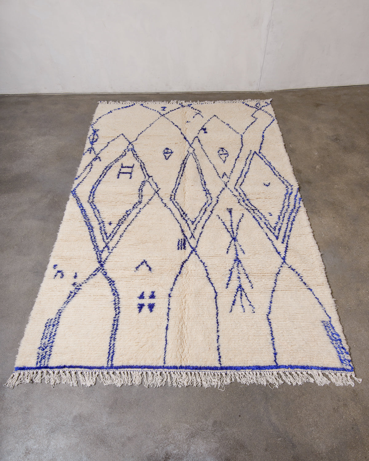 Modern designer handcrafted Berber rug from Morocco. Azilal rug with beautiful colours and patterns. Made of sheep’s wool and cotton.